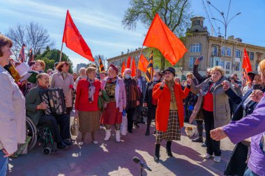 15 Nisan 2022 'de Balti Moldova, St. George kurdelesi yasağını protesto etti. SSCB Zafer Bayrağı. Resimli editör arkaplanı