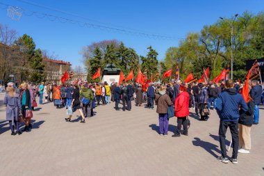 15 Nisan 2022 'de Balti Moldova, St. George kurdelesi yasağını protesto etti. Meydanda bir sürü insan var. Resimli editör arkaplanı