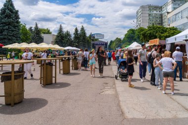 Sokak yemekleri festivalindeki panayırın genel planı. 25 Haziran 2022 Balti Moldova. İllüstrasyon Editörü