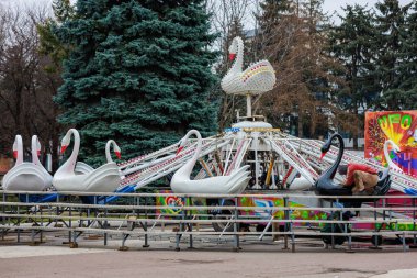 Assembly and installation of Christmas carousels in the form of swans. December 16, 2021 Balti Moldova.