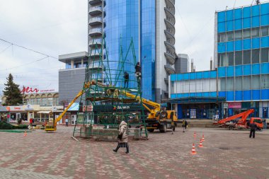 Background of assembling artificial urban Christmas tree in the Christmas town. December 17, 2021 Balti Moldova