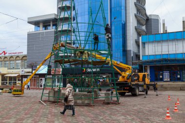 Background of assembling artificial urban Christmas tree in the Christmas town. December 17, 2021 Balti Moldova