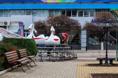 Assembly and installation of Christmas carousels in the form of swans. December 16, 2021 Balti Moldova.