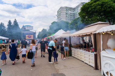 Sokak yemekleri festivalindeki panayırın genel planı. 25 Haziran 2022 Balti Moldova. İllüstrasyon Editörü