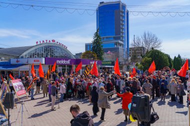 15 Nisan 2022 'de Balti Moldova, St. George kurdelesi yasağını protesto etti. SSCB Zafer Bayrağı. Resimli editör arkaplanı