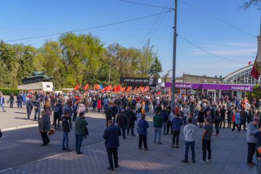 15 Nisan 2022 'de Balti Moldova, St. George kurdelesi yasağını protesto etti. Meydanda bir sürü insan var. Resimli editör arkaplanı