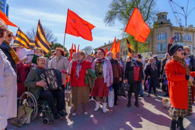 15 Nisan 2022 'de Balti Moldova, St. George kurdelesi yasağını protesto etti. SSCB Zafer Bayrağı. Resimli editör arkaplanı