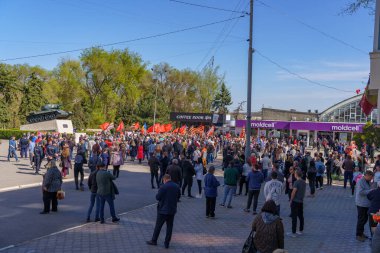 15 Nisan 2022 'de Balti Moldova, St. George kurdelesi yasağını protesto etti. Meydanda bir sürü insan var. Resimli editör arkaplanı