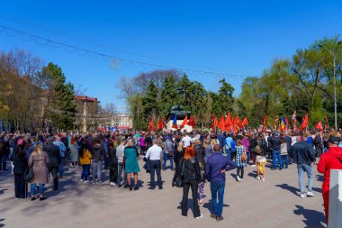 15 Nisan 2022 'de Balti Moldova, St. George kurdelesi yasağını protesto etti. Meydanda bir sürü insan var. Resimli editör arkaplanı