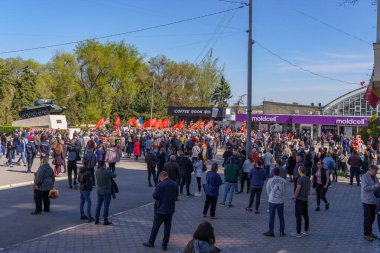 15 Nisan 2022 'de Balti Moldova, St. George kurdelesi yasağını protesto etti. Meydanda bir sürü insan var. Resimli editör arkaplanı