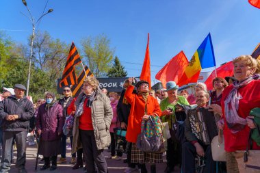 15 Nisan 2022 'de Balti Moldova, St. George kurdelesi yasağını protesto etti. Meydanda bir sürü insan var. Resimli editör arkaplanı