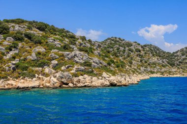 Denizden kayalık kıyı manzarası. Seçici odaklı arkaplan ve metin için alanı kopyala. Türkiye 'de Akdeniz. Popüler turistik yerler