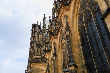 Prag Kalesi 'ndeki Gotik Katolik Katedrali, Wenceslas ve Vojtech manzarası. Seçici odak ve kopyalama alanı olan arkaplan