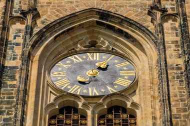 Prag Kalesi 'ndeki Gotik Katolik Katedrali, Wenceslas ve Vojtech Kilisesi. Seçici odak ve kopyalama alanı olan arkaplan