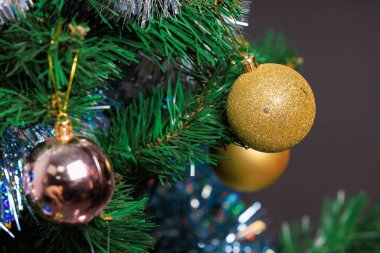 Noel ağacında Noel baloları. Tatil için hazırlık. Seçici odak ve kopyalama alanı olan arkaplan