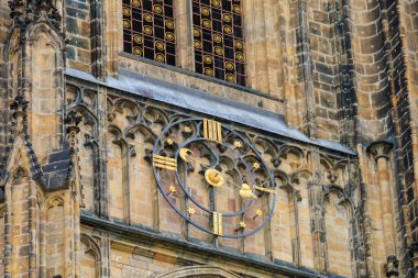 Prag Kalesi 'ndeki Gotik Katolik Katedrali, Wenceslas ve Vojtech Kilisesi. Seçici odak ve kopyalama alanı olan arkaplan