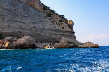 Denizden kayalık kıyı manzarası. Seçici odaklı arkaplan ve metin için alanı kopyala. Türkiye 'de Akdeniz. Popüler turistik yerler
