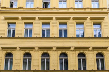 Eski sıcak turistik kentin klasik Avrupa mimarisi evinin ön cephesi. Seçici odak ve kopyalama alanı olan arkaplan