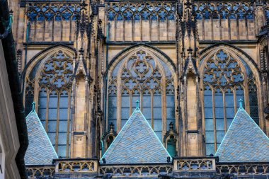 Prag Kalesi 'ndeki Gotik Katolik Katedrali' nin, Wenceslas 'ın ve Vojtech' in dış görünüşünün ayrıntıları. Seçici odak ve kopyalama alanı olan arkaplan