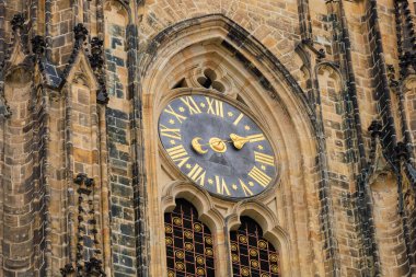 Prag Kalesi 'ndeki Gotik Katolik Katedrali, Wenceslas ve Vojtech Kilisesi. Seçici odak ve kopyalama alanı olan arkaplan