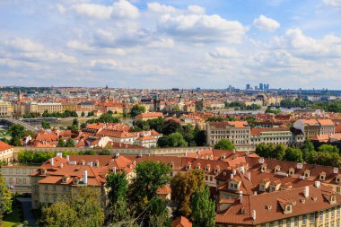 Çatı evleri ve Prag şehrinin manzarası. Seçici odaklı arkaplan ve metin için alanı kopyala