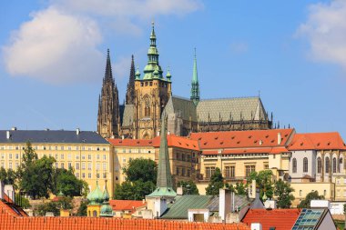 Prag Kalesi 'ndeki Gotik Katolik Katedrali, Wenceslas ve Vojtech manzarası. Seçici odak ve kopyalama alanı olan arkaplan