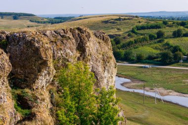 Doğu Avrupa 'nın vahşi kayalık ve dağlık doğası. Metin için kopya alanı olan peyzaj arkaplanı. Seçici odaklanma, uyumlu. Coban ya da Cobani köyü, Moldova 'ya hoş geldiniz..