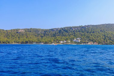 Denizden kayalık kıyı manzarası. Seçici odaklı arkaplan ve metin için alanı kopyala. Türkiye 'de Akdeniz. Popüler turistik yerler