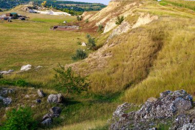 Doğu Avrupa 'nın vahşi kayalık ve dağlık doğası. Metin için kopya alanı olan peyzaj arkaplanı. Seçici odaklanma, uyumlu. Coban ya da Cobani köyü, Moldova 'ya hoş geldiniz..