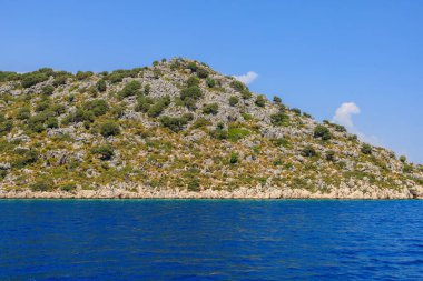 Denizden kayalık kıyı manzarası. Seçici odaklı arkaplan ve metin için alanı kopyala. Türkiye 'de Akdeniz. Popüler turistik yerler