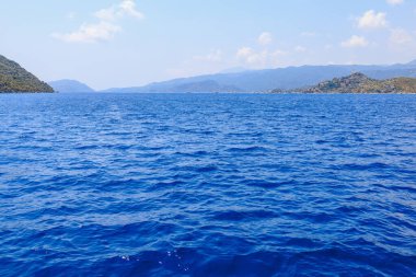 Denizden kayalık kıyı manzarası. Seçici odaklı arkaplan ve metin için alanı kopyala. Türkiye 'de Akdeniz. Popüler turistik yerler