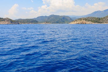 Denizden kayalık kıyı manzarası. Seçici odaklı arkaplan ve metin için alanı kopyala. Türkiye 'de Akdeniz. Popüler turistik yerler