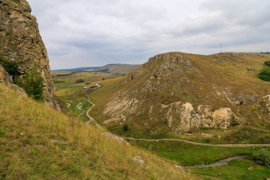 Doğu Avrupa 'nın vahşi kayalık ve dağlık doğası. Metin için kopya alanı olan peyzaj arkaplanı. Seçici odaklanma, uyumlu. Corjeuti köyü, Moldova 'ya hoşgeldiniz..