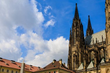 Prag Kalesi 'ndeki Gotik Katolik Katedrali, Wenceslas ve Vojtech manzarası. Seçici odak ve kopyalama alanı olan arkaplan