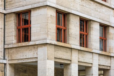 Eski sıcak turistik kentin klasik Avrupa mimarisi evinin köşesinde. Seçici odak ve kopyalama alanı olan arkaplan