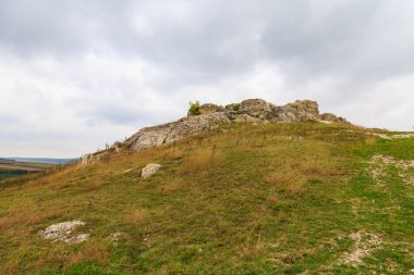 Doğu Avrupa 'nın vahşi kayalık ve dağlık doğası. Metin için kopya alanı olan peyzaj arkaplanı. Seçici odaklanma, uyumlu. Corjeuti köyü, Moldova 'ya hoşgeldiniz..