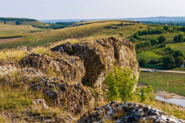 Doğu Avrupa 'nın vahşi kayalık ve dağlık doğası. Metin için kopya alanı olan peyzaj arkaplanı. Seçici odaklanma, uyumlu. Coban ya da Cobani köyü, Moldova 'ya hoş geldiniz..