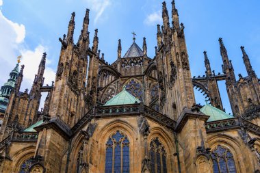 Prag Kalesi 'ndeki Gotik Katolik Katedrali, Wenceslas ve Vojtech manzarası. Seçici odak ve kopyalama alanı olan arkaplan