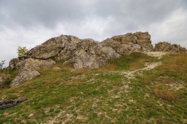 Doğu Avrupa 'nın vahşi kayalık ve dağlık doğası. Metin için kopya alanı olan peyzaj arkaplanı. Seçici odaklanma, uyumlu. Corjeuti köyü, Moldova 'ya hoşgeldiniz..