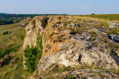Doğu Avrupa 'nın vahşi kayalık ve dağlık doğası. Metin için kopya alanı olan peyzaj arkaplanı. Seçici odaklanma, uyumlu. Coban ya da Cobani köyü, Moldova 'ya hoş geldiniz..
