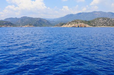 Denizden kayalık kıyı manzarası. Seçici odaklı arkaplan ve metin için alanı kopyala. Türkiye 'de Akdeniz. Popüler turistik yerler