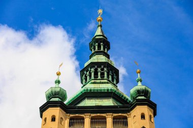 Prag Kalesi 'ndeki Gotik Katolik Katedrali, Wenceslas ve Vojtech manzarası. Seçici odak ve kopyalama alanı olan arkaplan