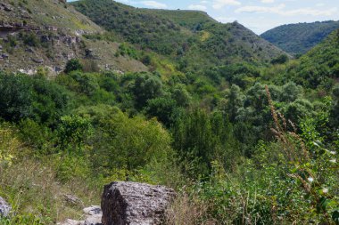Doğu Avrupa 'nın dağlık doğası. Metin veya yazıtlar için kopyalama alanı olan arkaplan