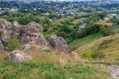 Doğu Avrupa 'nın vahşi kayalık ve dağlık doğası. Metin için kopya alanı olan peyzaj arkaplanı. Seçici odaklanma, uyumlu. Corjeuti köyü, Moldova 'ya hoşgeldiniz..
