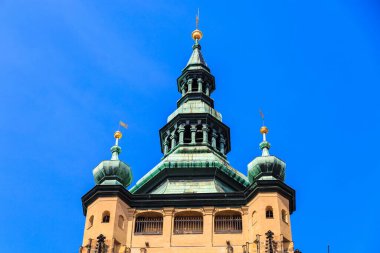 Prag Kalesi 'ndeki Gotik Katolik Katedrali, Wenceslas ve Vojtech manzarası. Seçici odak ve kopyalama alanı olan arkaplan