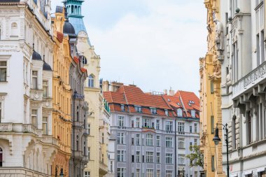 Eski sıcak turistik kentin klasik Avrupa mimarisi evinin ön cephesi. Seçici odak ve kopyalama alanı olan arkaplan