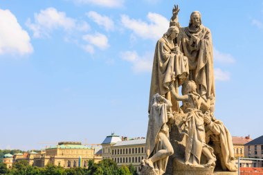 Charles Köprüsü 'ndeki antik ortaçağ heykelleri. Seçici odak ve kopyalama alanı olan arkaplan