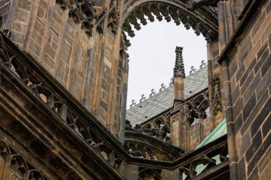 Prag Kalesi 'ndeki Gotik Katolik Katedrali' nin, Wenceslas 'ın ve Vojtech' in dış görünüşünün ayrıntıları. Seçici odak ve kopyalama alanı olan arkaplan