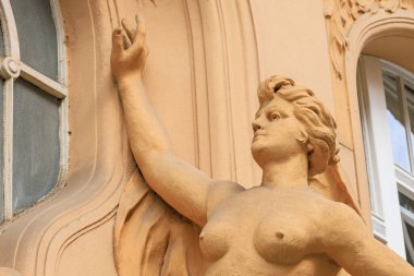 Şehrin mimarisinde çok eski heykeller var. Tarihsel ve kültürel miras. Seçici odak ve kopyalama alanı olan arkaplan