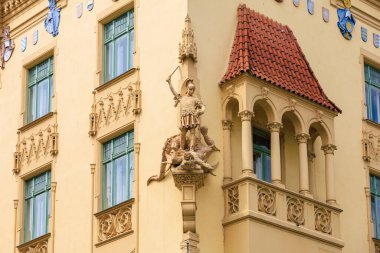 Eski sıcak turistik kentin klasik Avrupa mimarisi evinin köşesinde. Seçici odak ve kopyalama alanı olan arkaplan